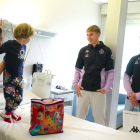 Arnu y Maroto visitan a un niño en el hospital.