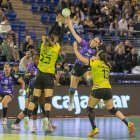 La lateral Naroa tira a puerta ante la defensa riojana.