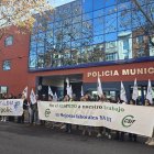 Concentración de policías locales en la comisaria de la avenida de Burgos de Valladolid.