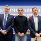 Almada, flanqueado por el presidente del Oviedo, Martín Peláez (izq.) y el director general, Agustín Lleida.