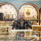 Antonio Iborra, tras el mostrados de la tienda de Iborra en la calle Lencería de Valladolid.