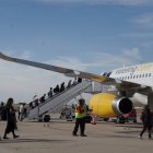Pasajeros suben a un avión de Vueling en el aeropuerto de Villanubla el pasado mes de octubre