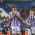 Mirada perdida de los jugadores del Real Valladolid tras el sonrojo en Ipurua.