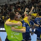 Oliveira celebra con César Pérez la victoria en Nava.