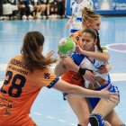 Sandra Monteagudo es agarrada en el partido ante Bera Bera.