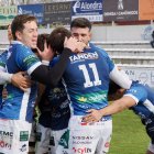 Jugadores del VRAC celebran un ensayo ante el Barça.