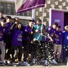 Jugadores y directivos de La Bañeza FC celebran el Gordo de la Lotería de Navidad 2025