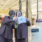 María y Beatriz, trabajadoras de Bimba y Lola en la calle Santiago.