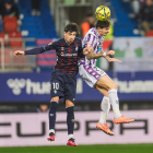 Juric da un balón de cabeza ante el Éibar.