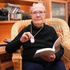 Ana sostiene el botón de teleasistencia que lleva colgado en el cuello