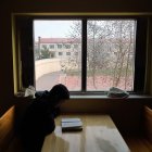 Un interno en la sala de lectura del Centro de Menores Zambrana, en una imagen de archivo.