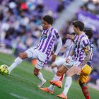 Julien Ponceau da un pase ante el Andorra en Zorrilla.