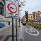 Cartel que alerta de la Zona de Bajas Emisiones en plaza España