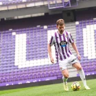 Vegard Erlien pelotea con su nuevo uniforme blanquivioleta.