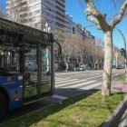 Un autobús en el cruce de paseo de Zorrilla con el paseo del Hospital Militar, en una imagen de archivo.