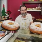 Rafael Mesonero de Confitería Vitín con dos de sus roscones