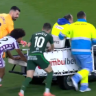 Guilherme, Peter Federico e Íñigo Vicente empujan el coche camilla para atender a Guille Bueno.