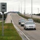 Varios coches circulan ante el radar de la avenida Zamora