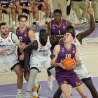 Iñaki Ordoñez ataca en el poste bajo ante Azpeitia.