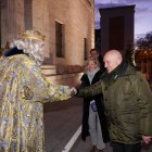 El alcalde de Valladolid Jesús Julio Carnero, saluda al rey Melchor antes de la Cabalgata