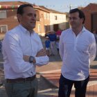 En la derecha Mario Morán, ex alcalde de Morales de Campos, acompañado del presidente de la Diputación de Conrado Íscar