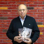Fernando Franco Jubete con los dos tomos de su Tratado de Gastronomía de Castilla y León.