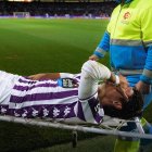 Bueno es retirado en camilla del campo entre muestras de dolor.