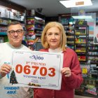 Cristina García y Víctor Sanchez, dueños del estanco en el que se ha vendido un décimo del primer premio de la Lotería del Niño