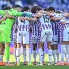 Jugadores blanquivioleta hacen corro antes de un partido.