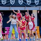 Imagen del banquillo de las cadetes de Castilla y León, exultante, celebra una de las canastas en semifinales.