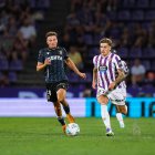 Garri sube con el balón ante Cantero en el debut de los blanquivioleta en la Liga, frente al Ceuta.