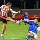 Van Duiven chuta a puerta durante un partido del filial del PSV.