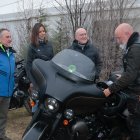 Navas, Jiménez y Carnero con un motero en Pingüinos.