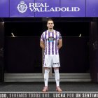Ramón Martinez, nuevo jugador Real Valladolid, posa con su uniforme.