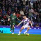 Maroto contra el balón en el partido ante el Racing.