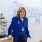 May Criado, en Espacio Abierto junto a una de sus cerámicas y obras de Begoña Pérez
