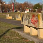 Bancos vandalizados en el entorno del campus Miguel Delibes de la Universidad de Valladolid.