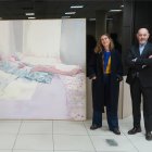 Celia Guilarte, componente del jurado, y Jesús Posadas, presidente de Acor, con la obra premiada