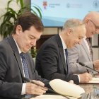 Alfonso Fernández Mañueco y Antonio Largo Cabrerizo durante la firma del plan de inversiones.