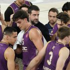 David Barrio con sus jugadores tras un tiempo muerto.