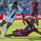Alani se va al suelo ante Diomandé en Butarque en el duelo de la pasada temporada en Primera.