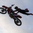 Exhibición en Mojados de stunt y saltos en Pingüinos 2026