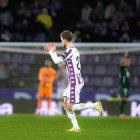 Vegard Erlien salta al campo ante el Racing de Santander.