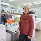 La investigadora del Irnasa-CSIC Silvia Manrique. A la izquierda, puntos verdes en el desarrollo de los óvulos.