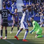Jaouab y Guilherme se miran incrédulos tras el autogol que supuso el 2-0 para el Leganés.