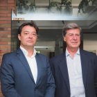 Gonzalo Cebrián junto a Cayetano Martínez de Irujo en Los Desayunos de la APDV en la Real Sociedad Hípica.