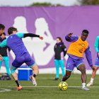 Alani controla el balón durante el entrenamiento del lunes del Real Valladolid.