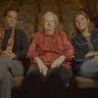 Teresa y Leti Ferrer, nieta e hija de Uta Hagen, junto a Sara Velasco durante una entrevista del documental.
