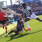 Erlien pelea un balón con Marvel en Butarque.