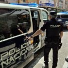 Agentes de la Policía Nacional con un furgón.